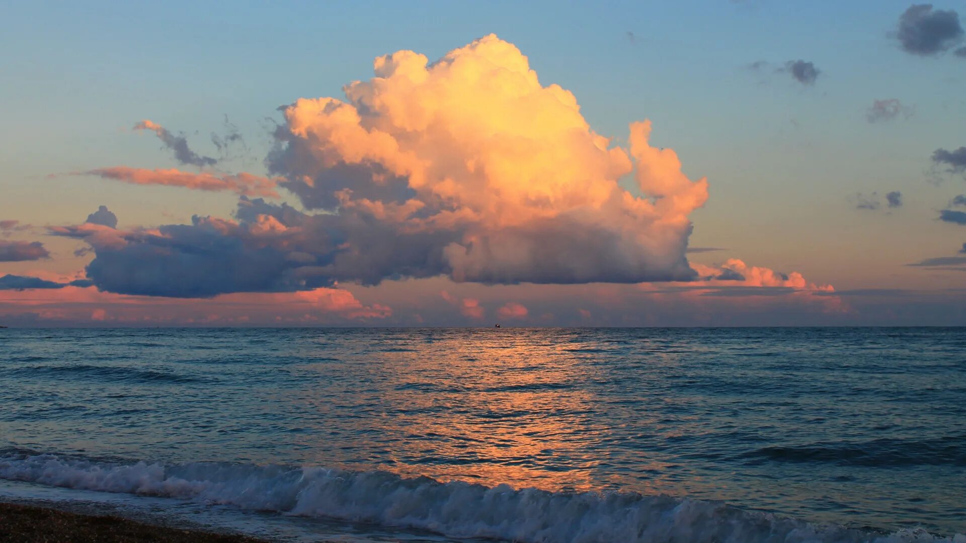 Облака над морем. Море облаков. Небо море облака. Закат над морем.