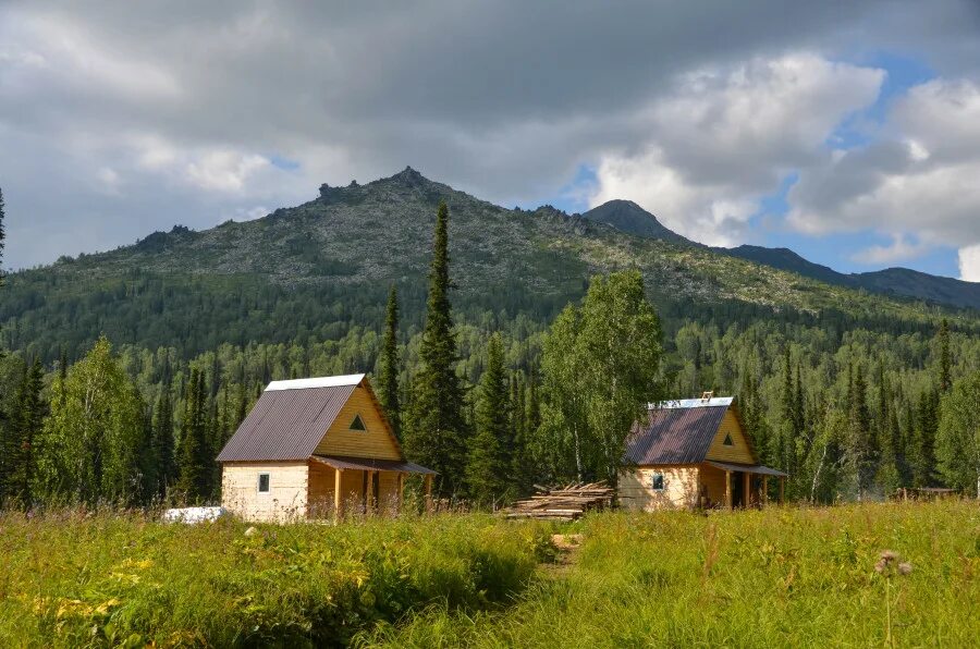 Поселок амзас. Поднебесные зубья лужба междуреченск. Туристский приют лужба. Приюты междуреченск. Туристский приют лужба.
