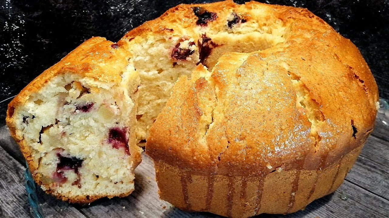 Рецепт пышных кексов на кефире. Пышный кекс. пышный кекс к чаю. кекс на кефире. кекс на кефире пышный.
