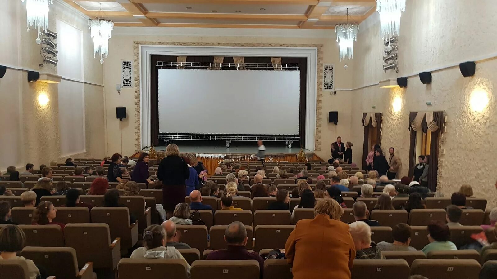 Кинотеатры лен обл. Кинотеатр добродар муром. Кинотеатр люмен калининград. Кинотеатр лена якутск. Поселок мга ленинградской области.