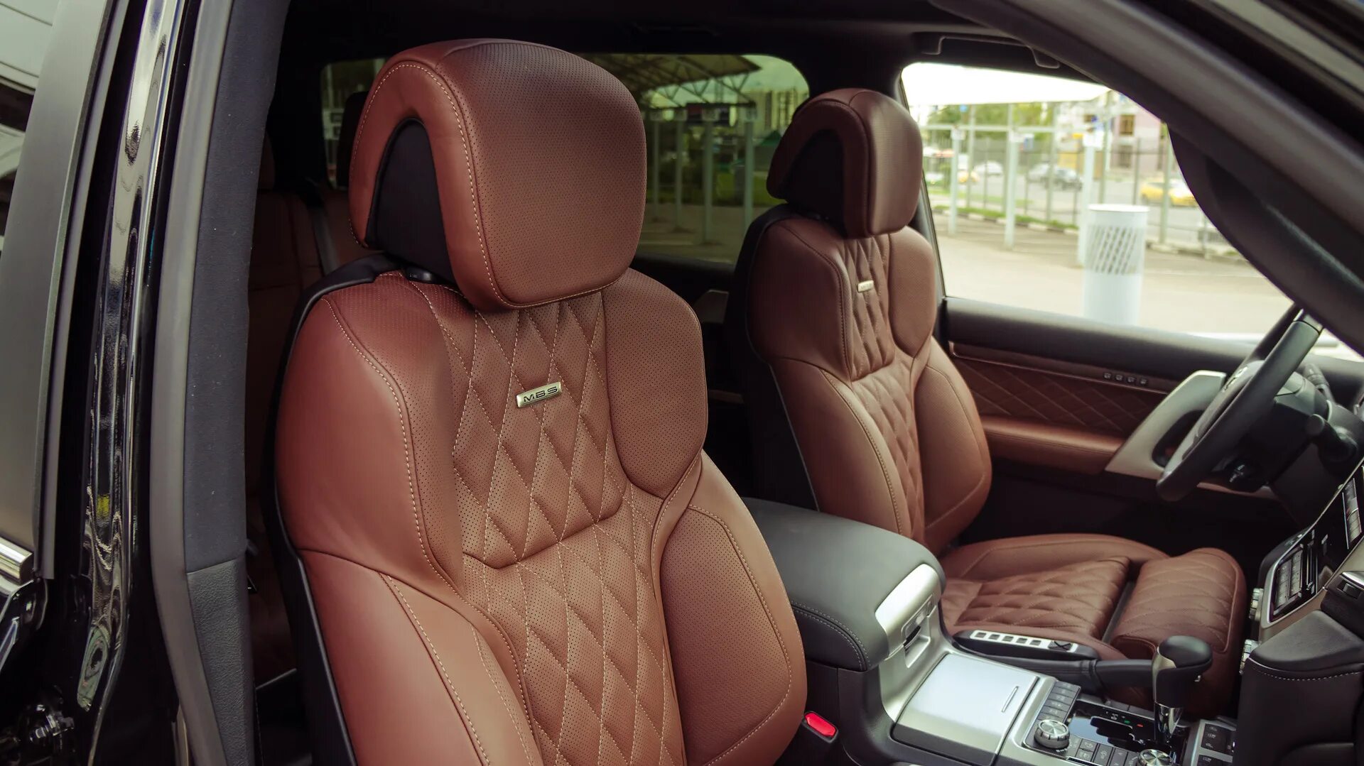 Сиденья ленд крузер 300. Сиденье ланд крузер 200 mbs. land cruiser 200 сиденья. toyota lc 200 executive lounge сиденья mbs. land cruiser 200 executive салон.