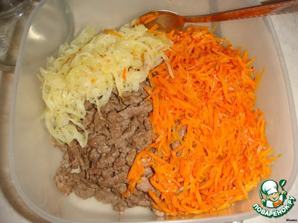 Салат с морковью и луком. Салат с жареной морковью и луком. Салат с жареной морковью. Салат с пассированной морковью и луком.