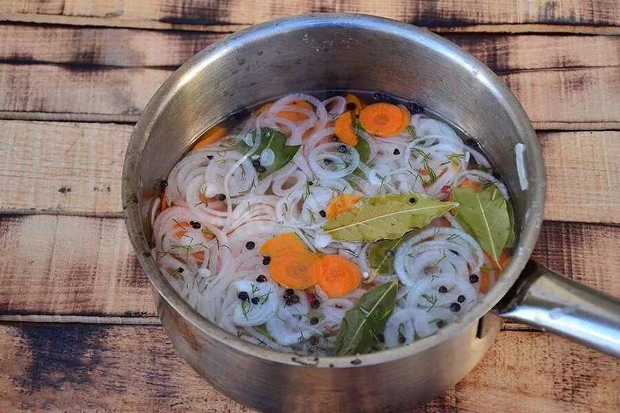 Маринад для рыбы горячего. Рыба в маринаде. маринад для рыбы в кастрюле. маринад в кастрюле. приготовление маринада для рыбы.