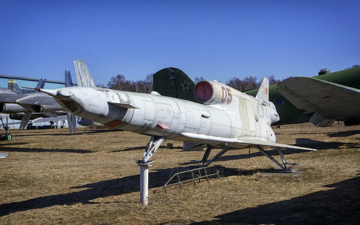 Советский беспилотник ту-141. Darkstar самолет гиперзвуковой. Ту-123 сверхзвуковой самолёт. Беспилотник ту 143 стриж. Ssbj sukhoi supersonic.