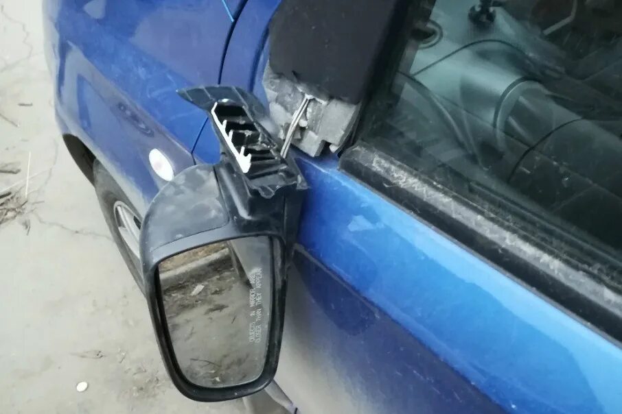 ваз 2114 битая. разбитые боковые. разбитые стекла в машине. разбили боковое зеркало. разбили стекло в машине.