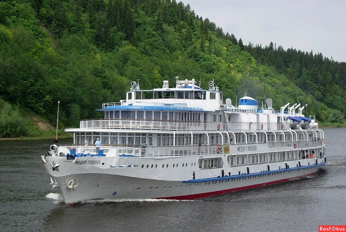 Теплоход сарапул чайковский. Михаил кутузов теплоход сарапул. Круизы из сарапула. Пермь трехпалубный теплоход прогулочный. Приглашение на прогулку на теплоходе.