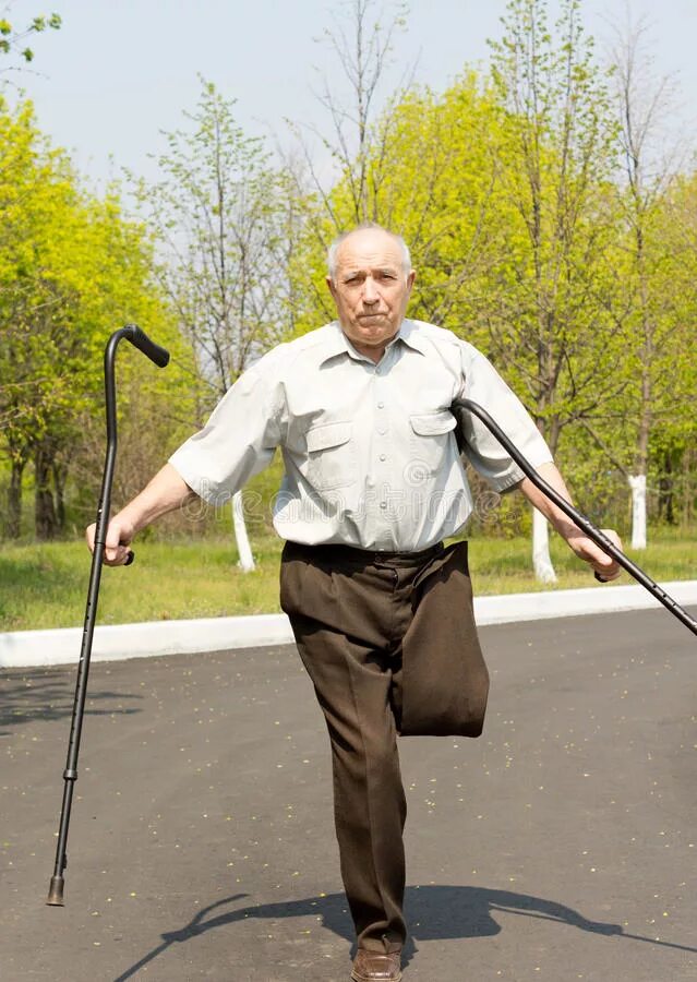 Пожилые мужчины ролики. Инвалид на костылях. Старик с костылем. Костыль для пенсионеров. Костыли для инвалидов с одной ногой.