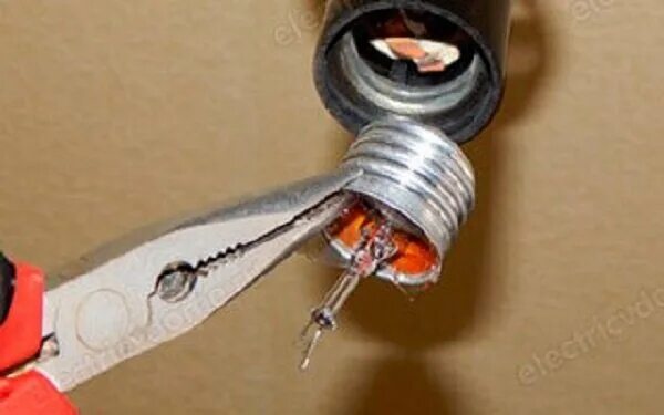 Патрон выкручивается с лампочкой. Выкрутить цоколь. Как выкрутить цоколь от лампочки. Патрон для лампочки. Выкрутить цоколь.