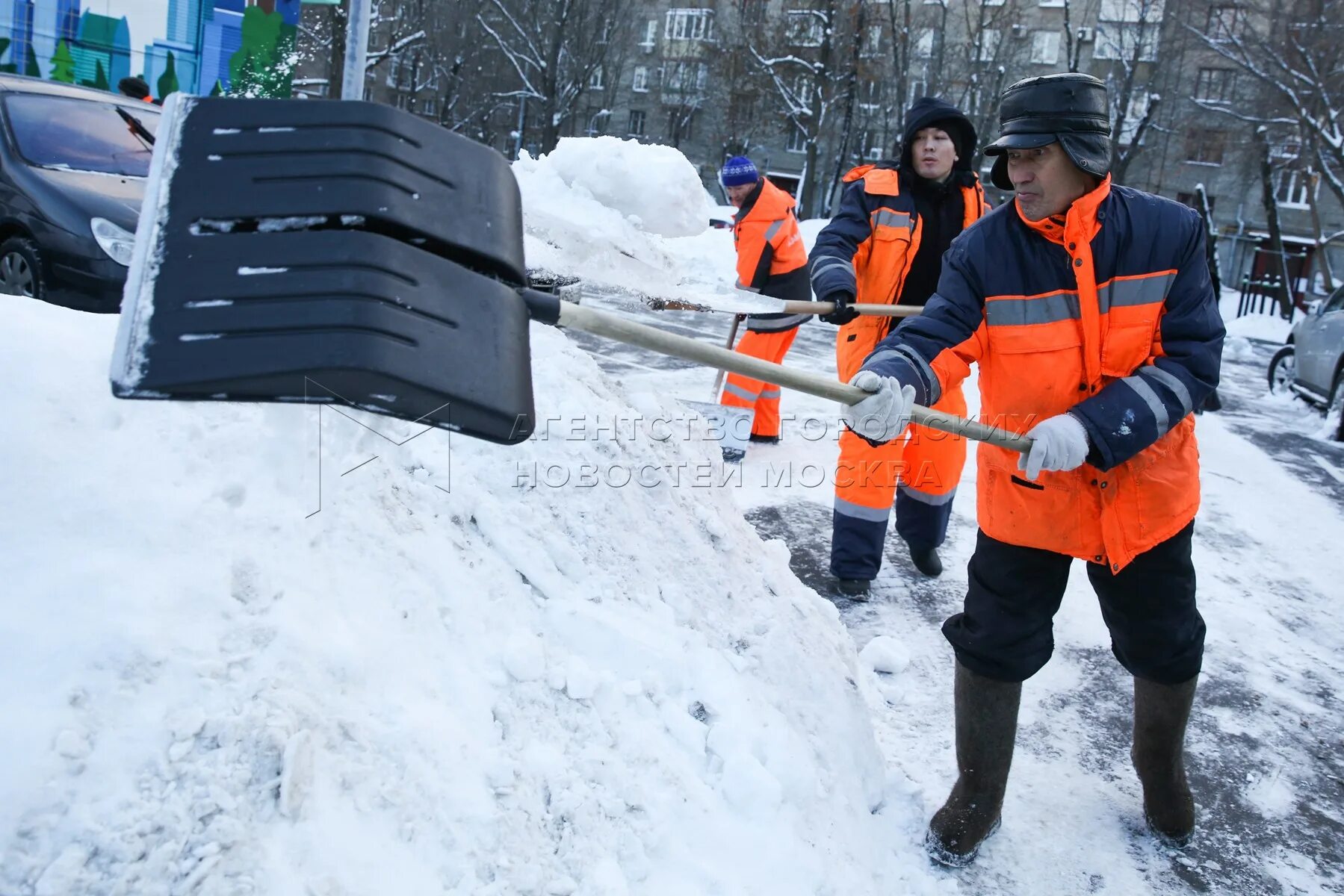 Москва чистят снег. Очистка снега. Коммунальщики и снег. Уборка улиц от снега зима. Уборка снега придомовой территории.