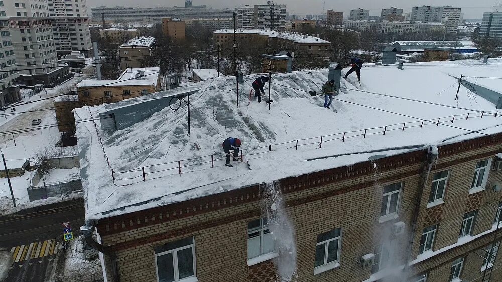 Убрать снег с крыши дома. Крыша новостройки. Приспособление для очистки снега с крыши. Снег на крыше. Чистка снега с крыши.