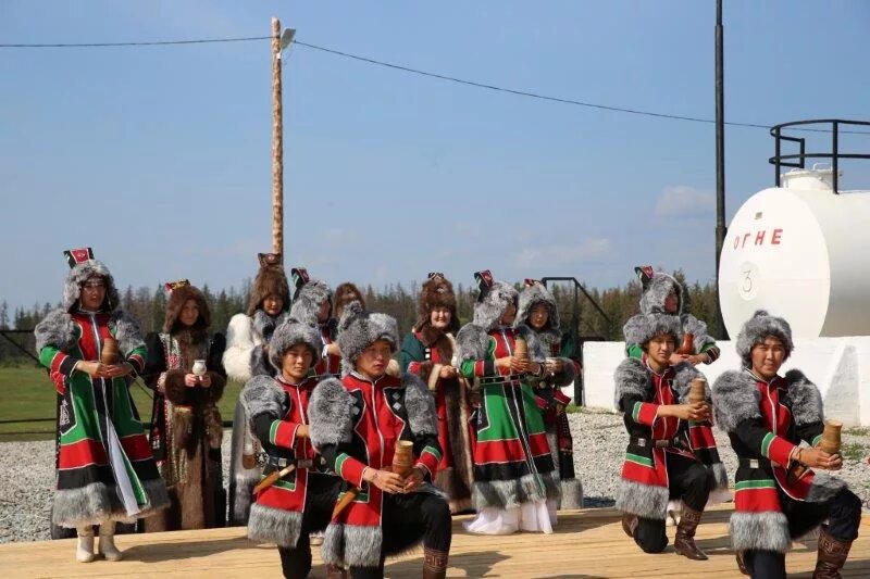 Улахан аан хангаласский улус. Праздник курая 2007 октябрьский. Октемцы хангаласского улуса. Памятник орел хангаласский улус. Якутский сценический костюм.