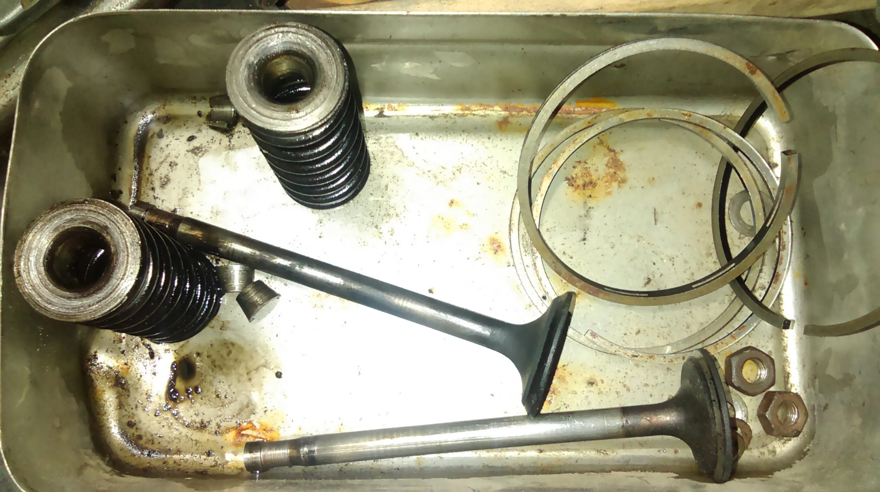 Маслосъемные колпачки двигатель камаз 740 на клапанах. Рассухарить клапана 2112. Рассухарить клапана шевроле нива. Засухарить клапана 1. Установка сухарей.