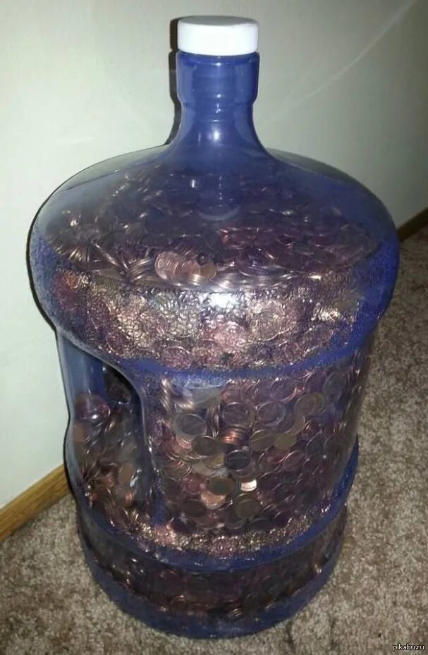 Бутылка 19 литров что можно сделать. Копилка из литровой бутылки. копилка из бутыля 19 литров. из больших пластиковых бутылей. копилка из 5 литровой бутылки.