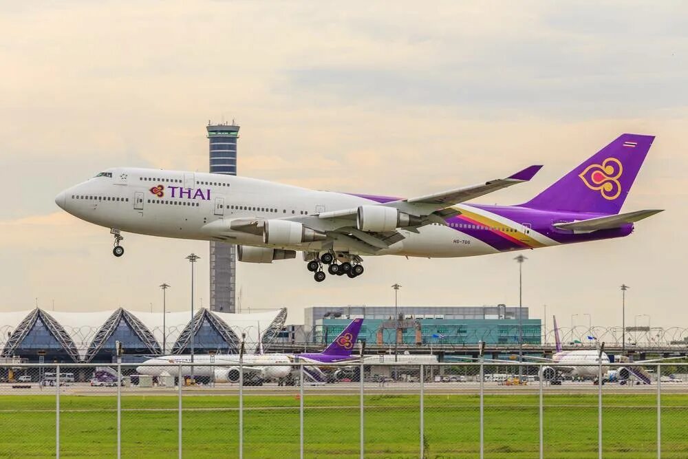 Россия тайланд самолет. Авиакомпания Thai Airways. Боинг 747 Тайланд. Боинг 747-400 Thai. Самолет Boeing тайские авиалинии.