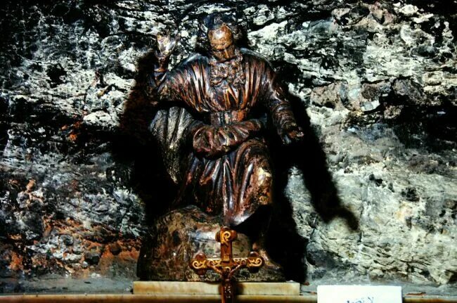 Пещера ильи пророка в иерусалиме. Пещера пророка илии в израиле. Пещера ильи пророка в иерусалиме. Гора кармель пещера пророка. Пещера ильи пророка.