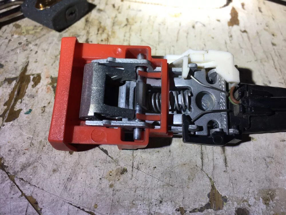 Защелка ремня безопасности ваз 2110. Прозвонить замок ремня безопасности volvo s40. Механизм замка ремня безопасности ваз 2110. Защелка для ремня безопасности на форд фокус. Видео как отремонтировать замок ремня безопасности.