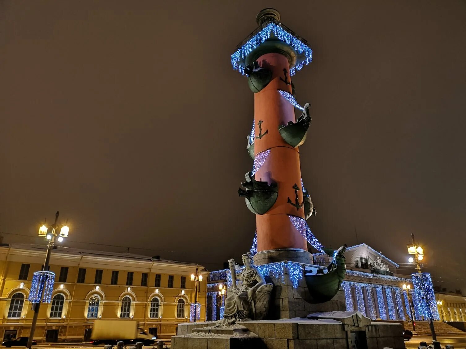 Расстрельная колонна в петербурге. Ростральные колонны санкт-петербург. стрелка васильевского острова ростральные колонны. расстрельные колонны в санкт-петербурге. ростральные колонны мгу.