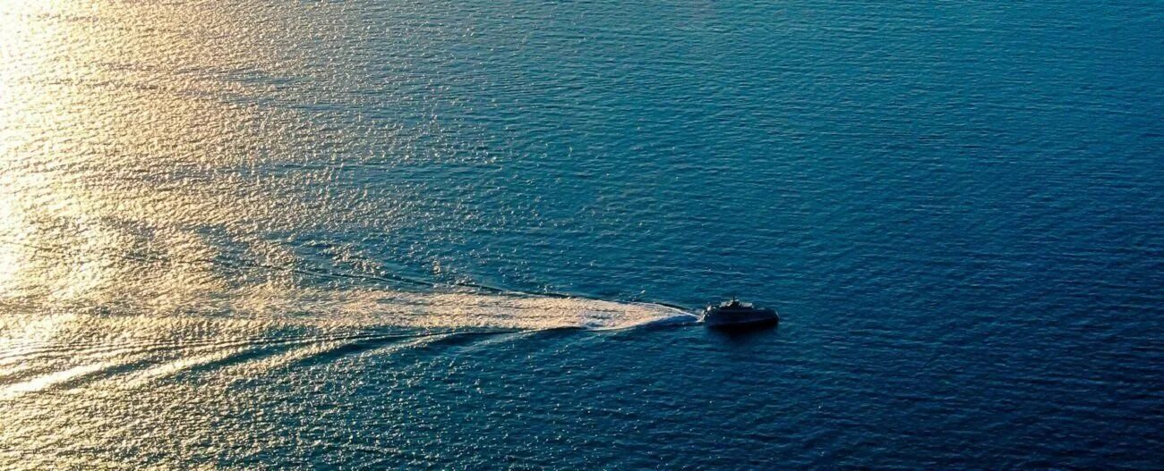 След от идущего судна. След самолёта powerpoint. Дрейф корабля. Волны от корабля. Дан выбор был и выбор сделан.