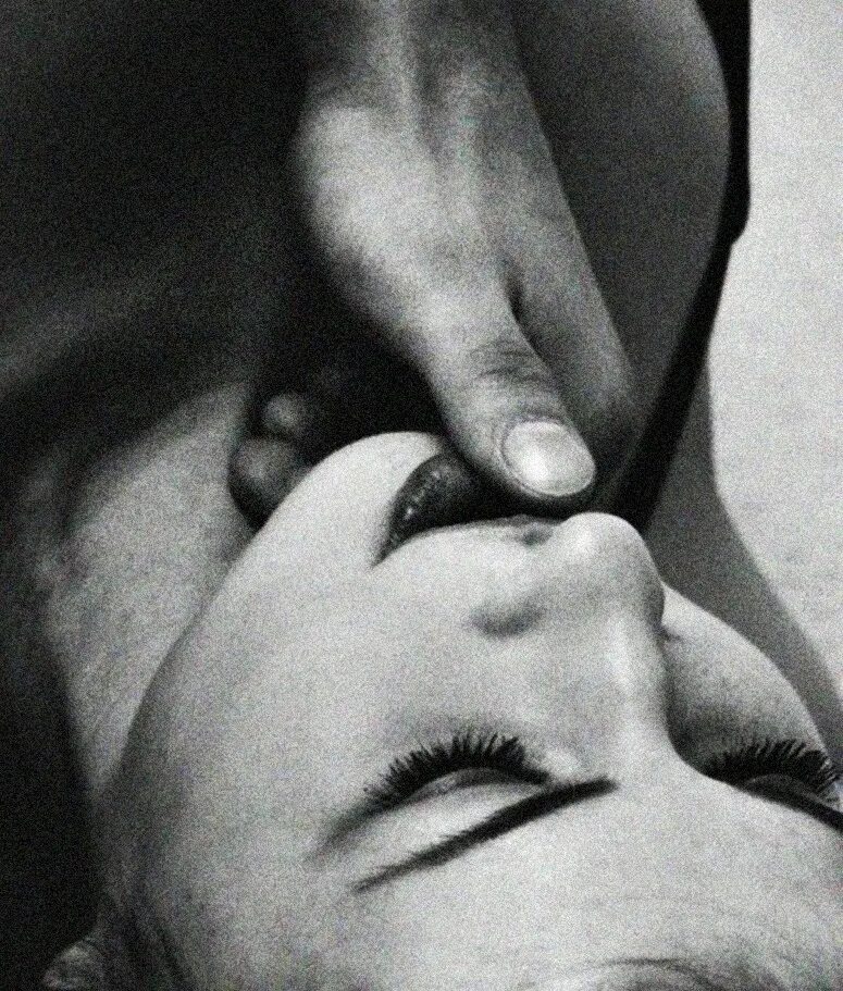 Мужские руки во рту женщины. Мужские пальцы во рту у женщины. Страстные губы. Пальцами по губам.