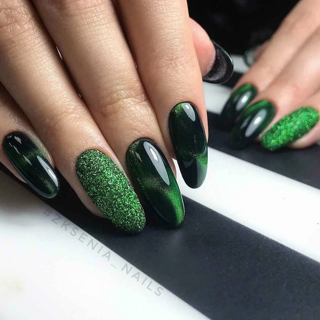Изумрудный маникюр миндаль 2022. Изумрудные ногти. Маникюр изумрудный с золотом 2022. Матаве изумрудные ногти. Маникюр изумрудный матовый 2021.