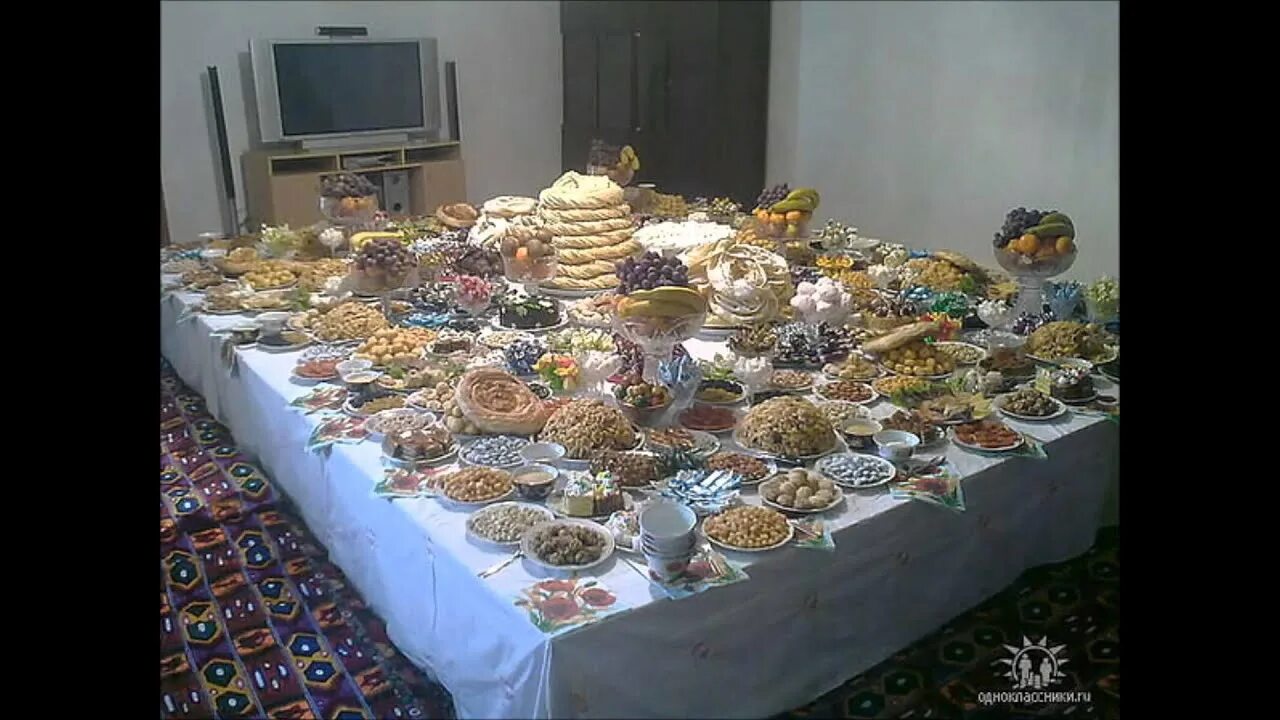 Ютуб мой дастархан. Курбан байрам дастархан. казахский стол для гостей. чайный стол для гостей. казахский чайный стол.