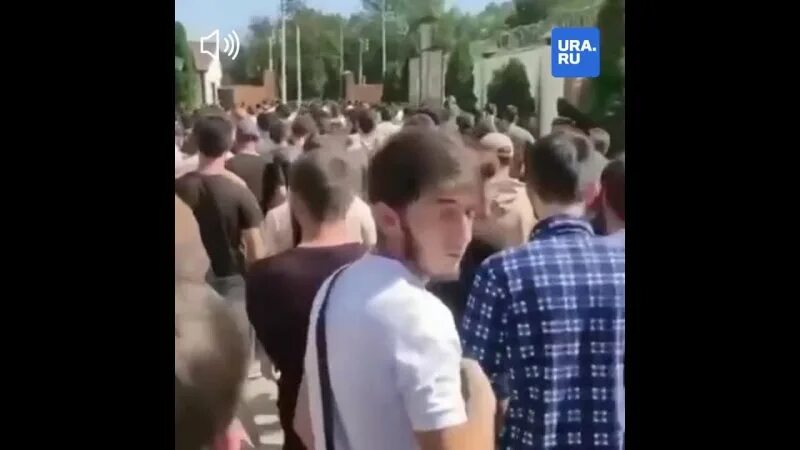 чеченская диаспора во франции. саид джумаев драка с омоном. чеченку толпой. толпа чеченцев. толпа чеченцев.