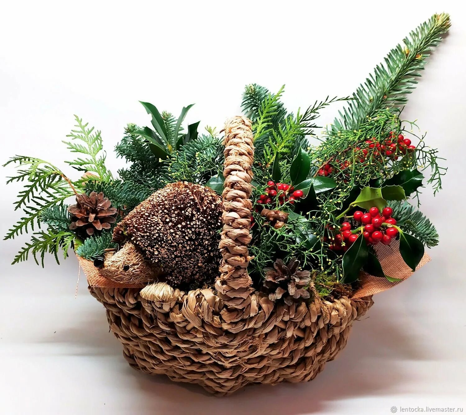 Корзина из шишек. Корзина из шишек. Корзина из шишек. Корзина шишечками. Корзина из шишек.