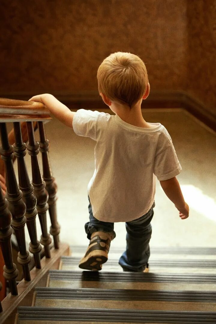 Мальчик поднимается по лестнице. Ступенька для детей. Лестница для детей. Мальчик на лестнице. Лесенка для детей.