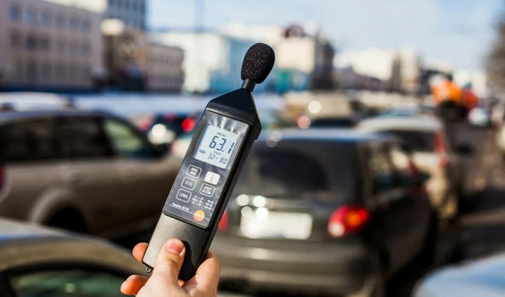 помеха автомобилю. автомобильныитранспорт. помеха автомобилю. автомобильный транспорт. шумовое загрязнение окружающей среды.