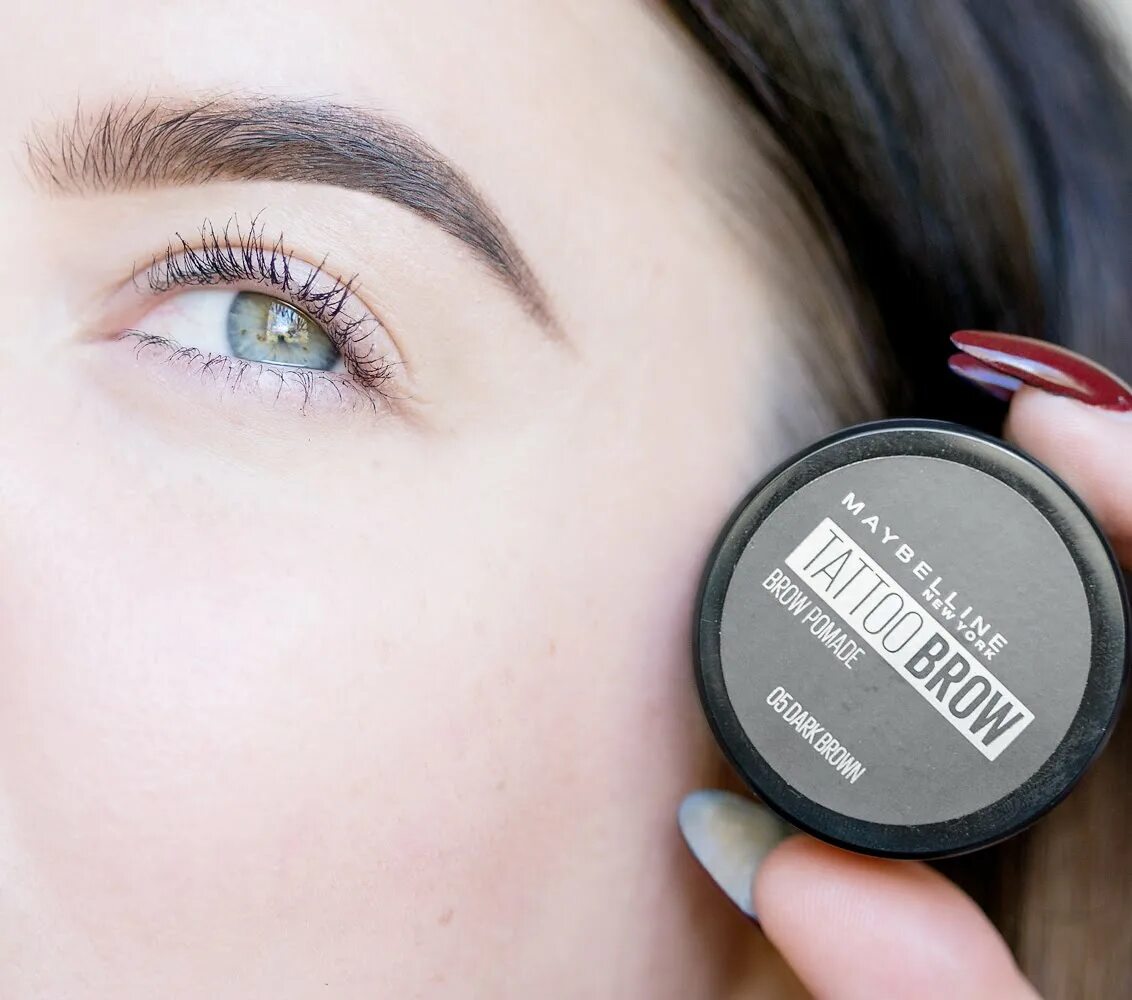 Maybelline Brow Pomade свотчи. Maybelline Tattoo Brow Pomade оттенки. Tattoo Brow Pomade, Maybelline New York. Maybelline New York Brow Pomade. Brow pomade