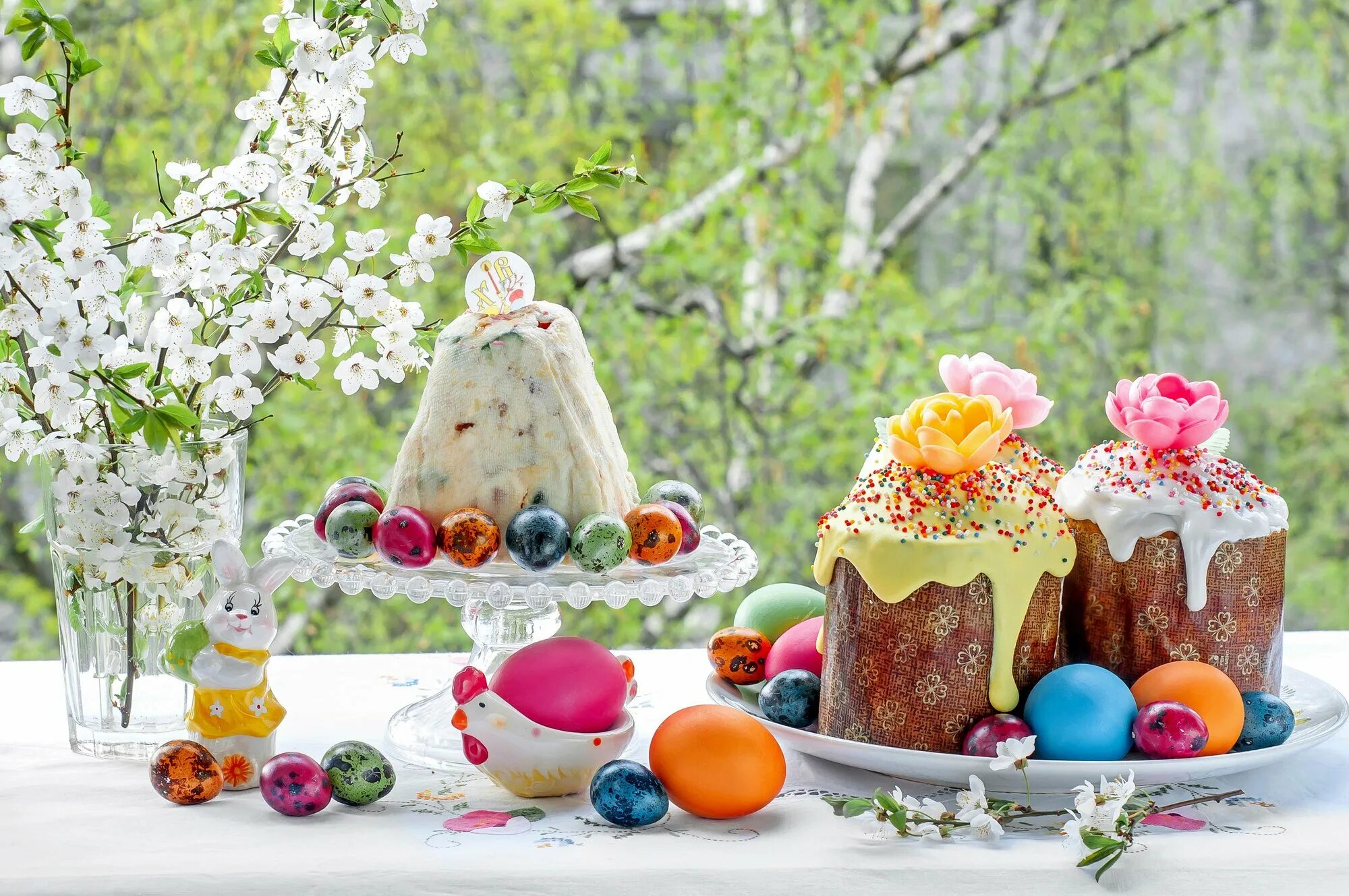 Украшение пасхального стола. Пасхальный декор. Стиль пасхи. Маккензи чайлдс декор. Праздничный кулич.