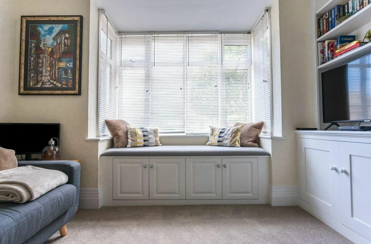 The windows is the sofa. Bay window перевод. bay windows перевод. bay window node. bay window перевод photo.