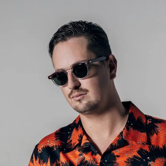 Robin schulz topic oaks one by one. Робин шульц. robin schulz 2025. робин шульц немецкий диджей. robin schulz 2014.
