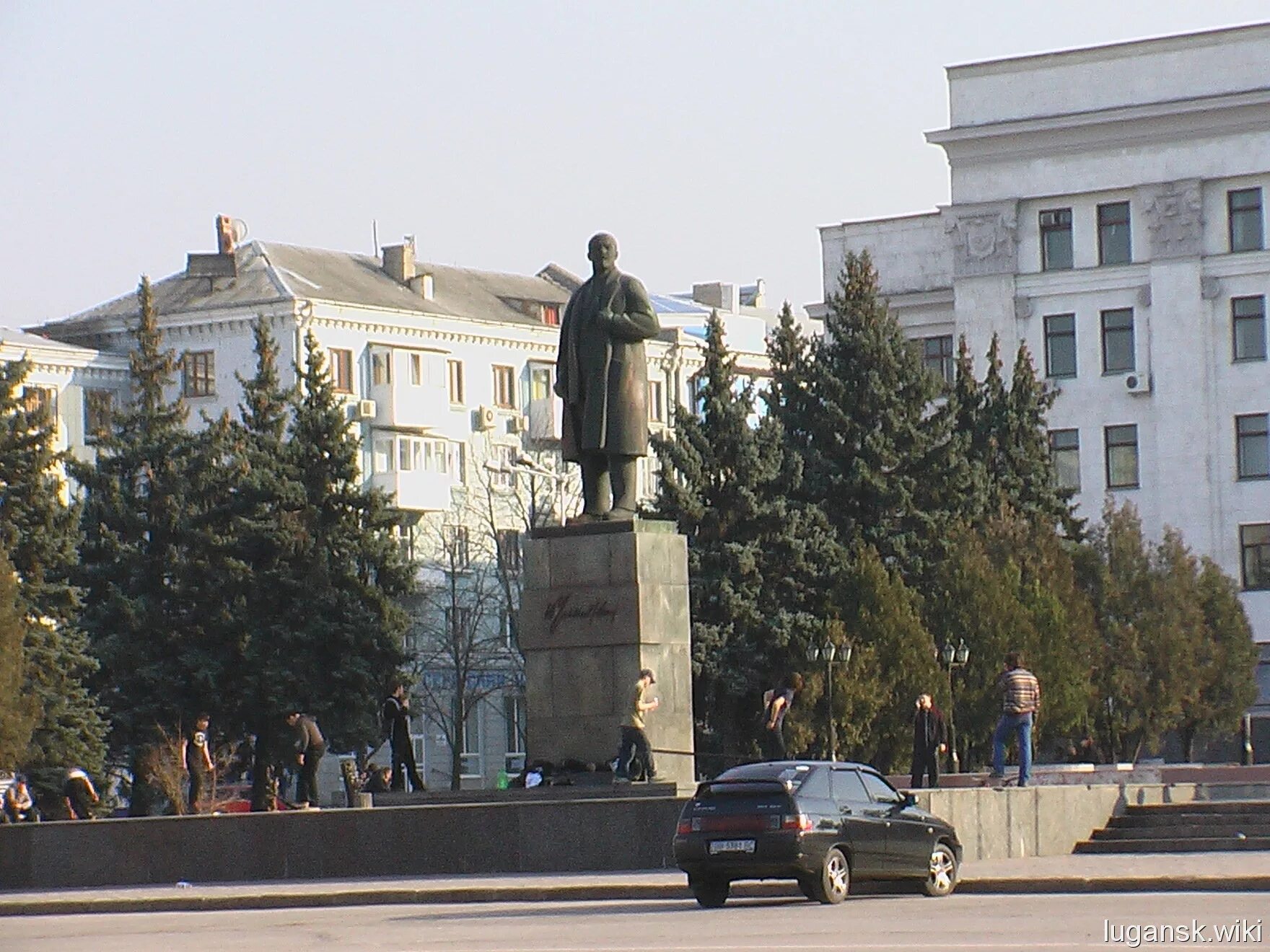 Неделю в луганске. Памятник ленину в луганске. памятник ленина на площади луганска. театральная площадь луганск. памятник луганск на ул ленина.