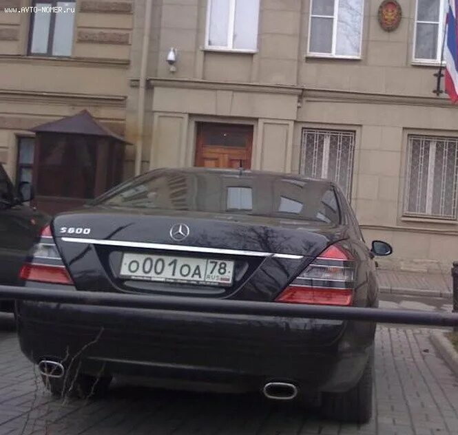 а999мр99. машина на фоне питера. бентли к001кк. красивые номера санкт петербург. амр 77 rolls royce.