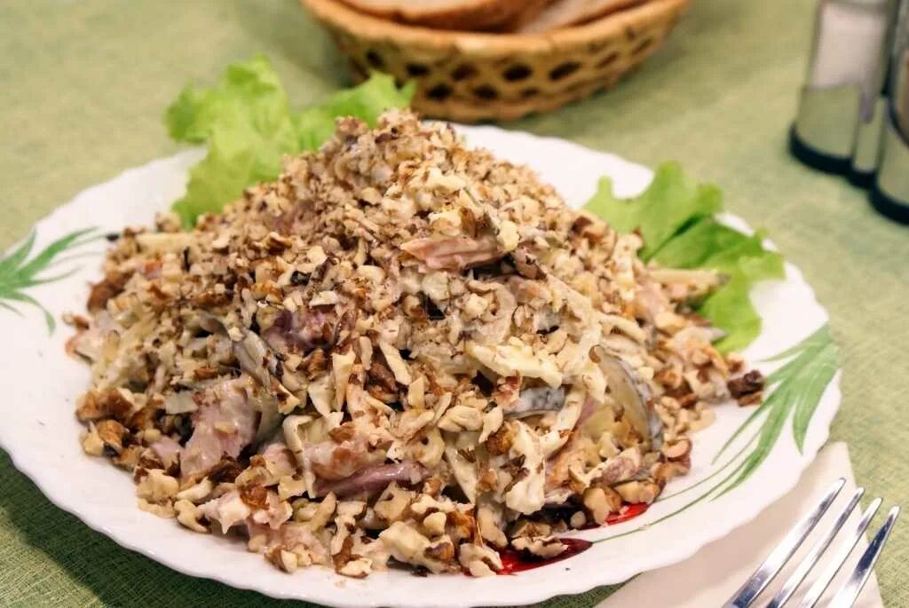 Рецепт салата курица огурец грецкий орех. Салат с грецкими орехами. салат с грецкими орехами и курицей. мясной салат с орехами. салат с говядиной и грецкими орехами.