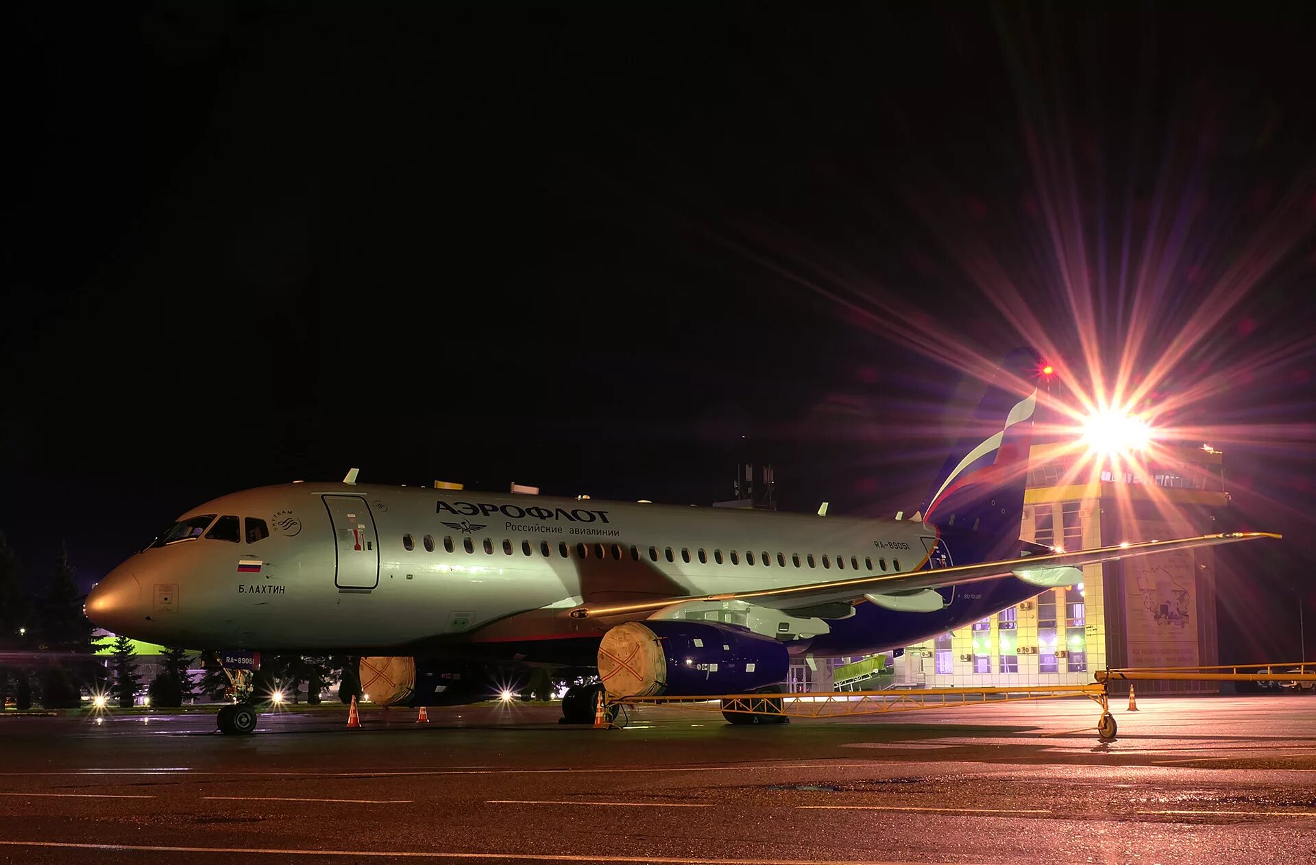 Боинг 747 ночью. Боинг 777 ночью. Улетающий самолет. Самолет ночью. Боинг 777 ночью.