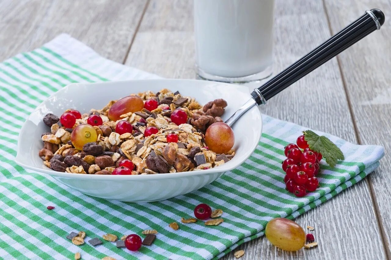 Овсянка, мюсли, гранола. Как правильно есть мюсли на завтрак. Мюсли с молоком на завтрак. Сухой завтрак гранола. Сухой завтрак гранола.