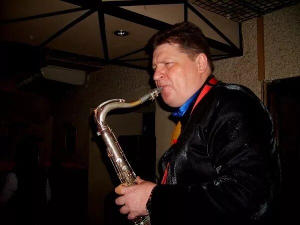 Саксофон и кружалин. Саксофон и кружалин. Саксофонист новосибирск. Кружалин саксофон. Саксофон и кружалин.