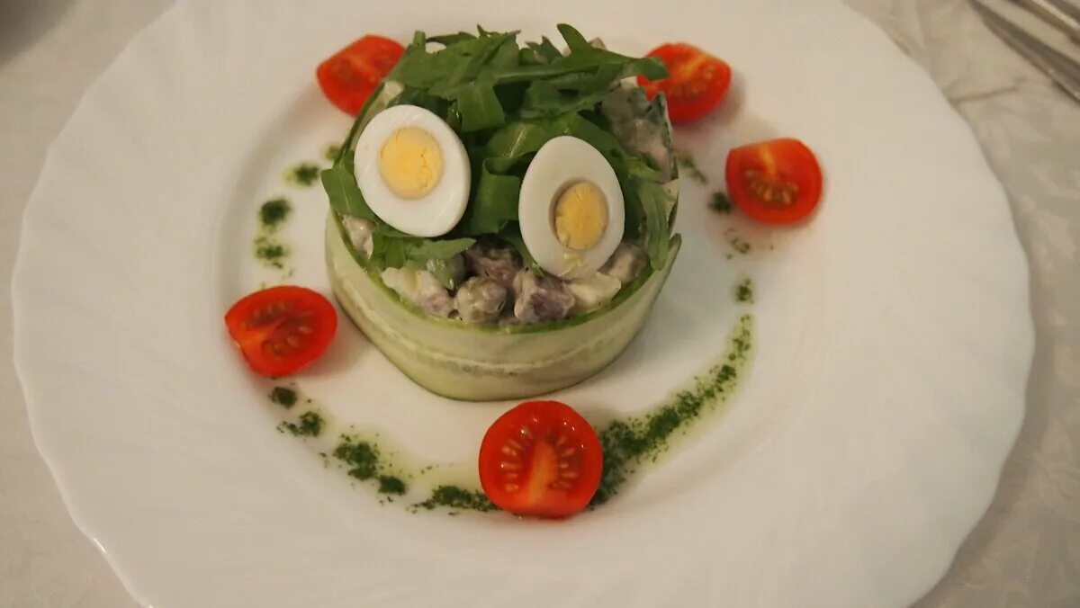 Салат метелица рецепт. Салат метель. Салат метелица с курицей и грибами. Салат метелица рецепт. Салат метелица с курицей.