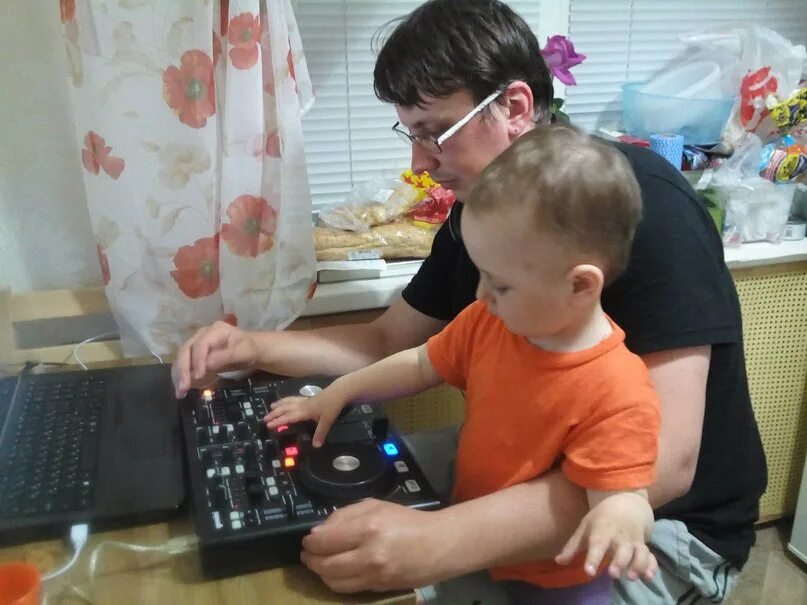 Сенатор dj shulis эй диск-жокей. Сенатор эй диск-жокей. Сенатор эй диск-жокей. Сенатор эй диск-жокей. Эй диджей сделай музыку громче слушать.