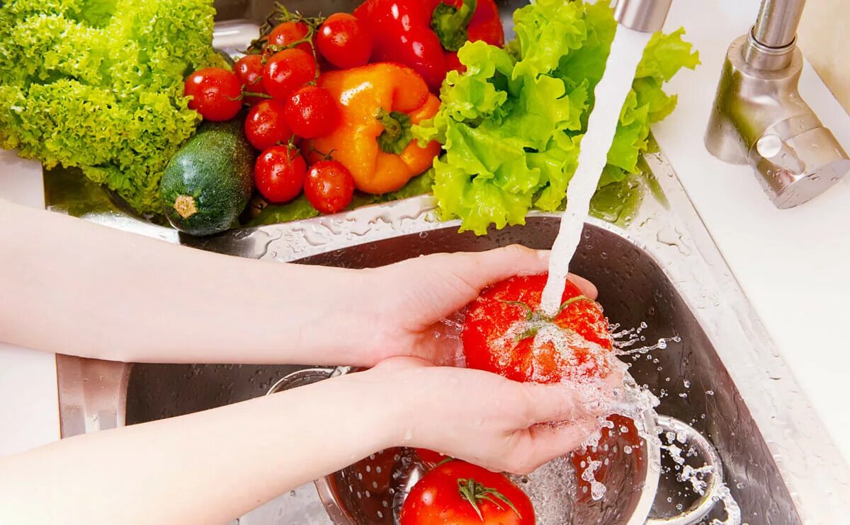 Почему фрукты овощи руки перед едой нельзя. Мытые овощи и фрукты. Мытье фруктов. Тщательное мытье овощей и фруктов. Мытье еды.