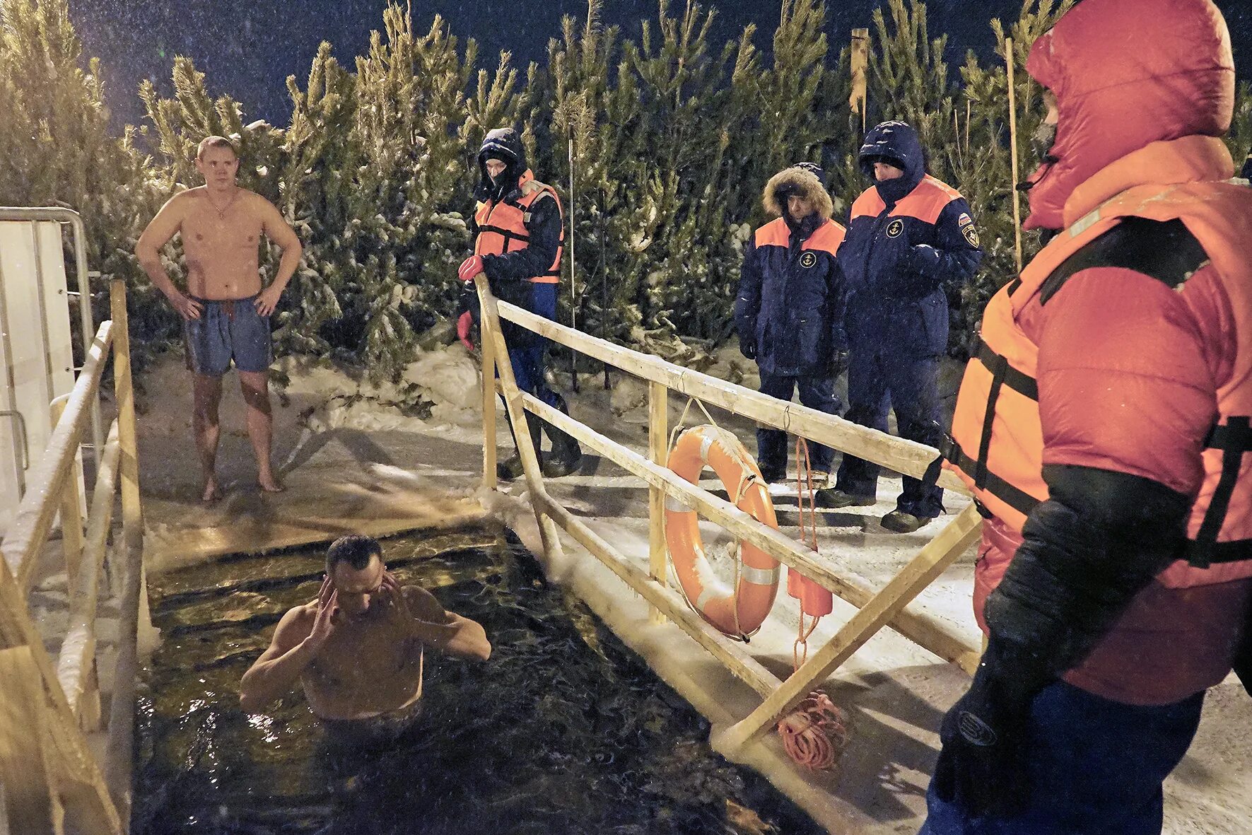 Крещенские купания в вырице. Крещение борисовские пруды 2021. Из бани в прорубь. Крещенские купания 2016 фото девушек. Крещальная купель сретенского монастыря.