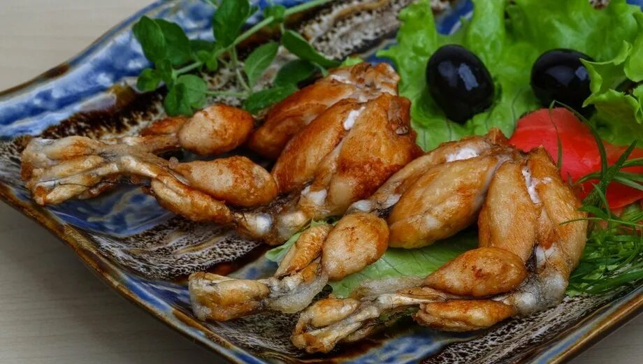 Frog legs. Лягушачьи лапки во Франции. Французские деликатесы лягушачьи лапки. Лягушачьи лапки блюдо Франции. Лягушачьи лапы во Франции.