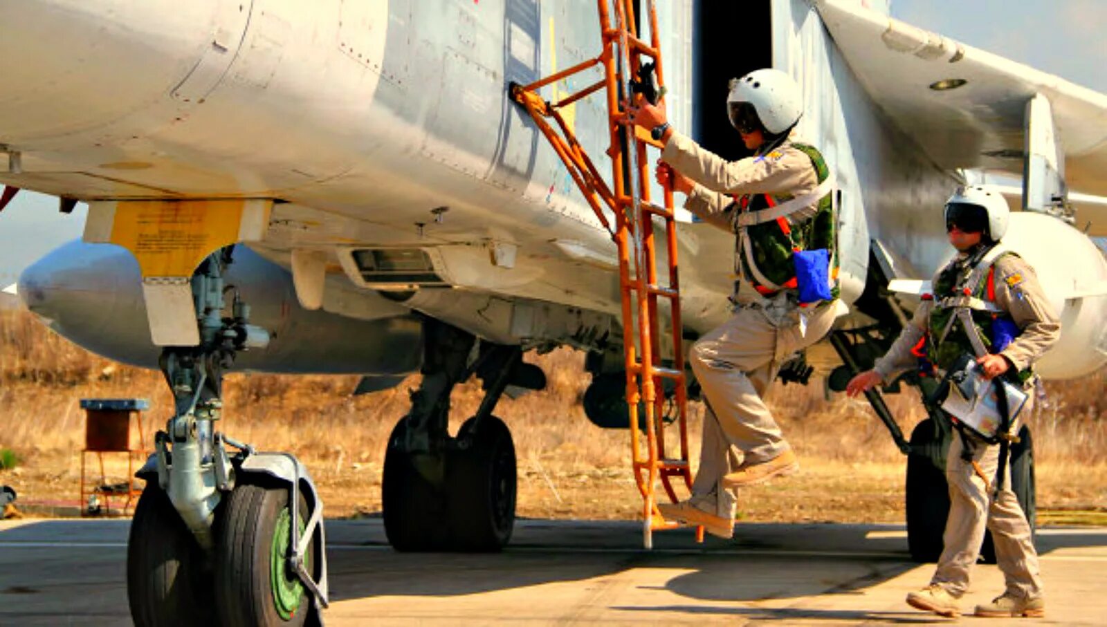 Пилоты ввс сирии. Летчик вкс россии су 25. Игорь петренко небо 2021. Пилот самолета в сирии. Пилоты в сирии.