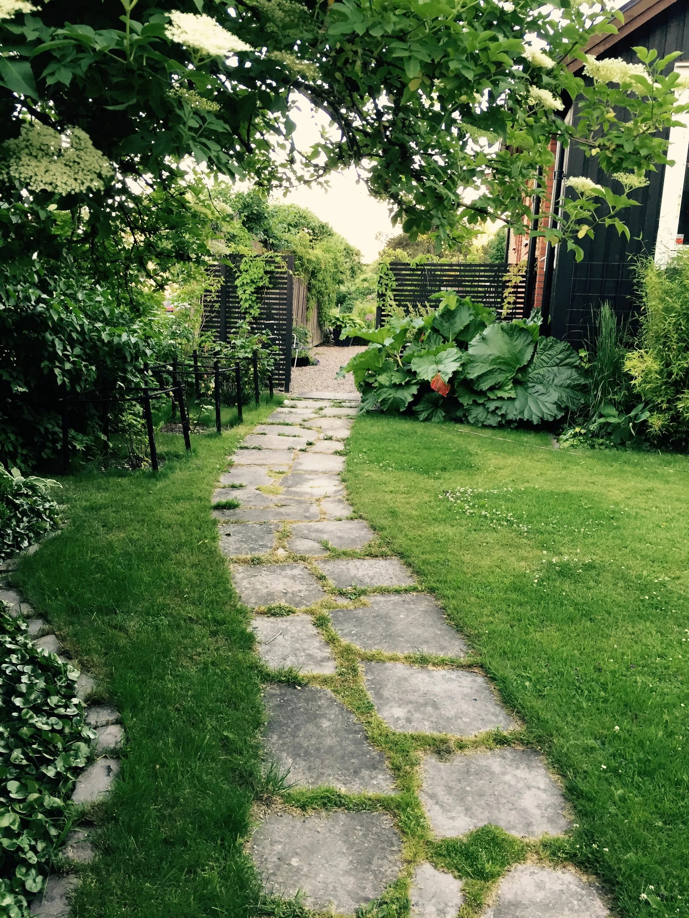 Ландшафтный 3и-айн. Плитняк в ландшафте. Форма "садовая дорожка" 550х550х55. 17 дорожек. Мощение дорожек в парке.