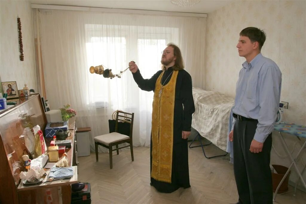 Можно ли осветить дом самим. Священник окропляет святой водой. освящение жилища священником. освятить дом. священник освящает дом.