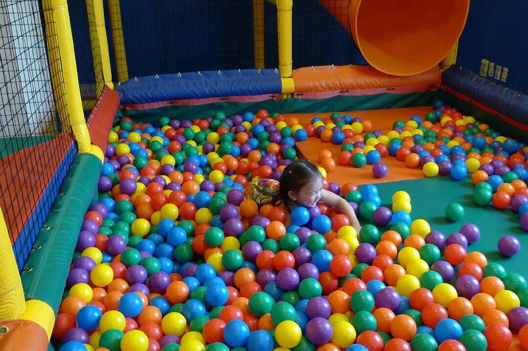 скай трип пермь парковый 58а. развлекательная комната для детей. мячики для детей. игровая комната с шариками. бассейн с шарами детский.