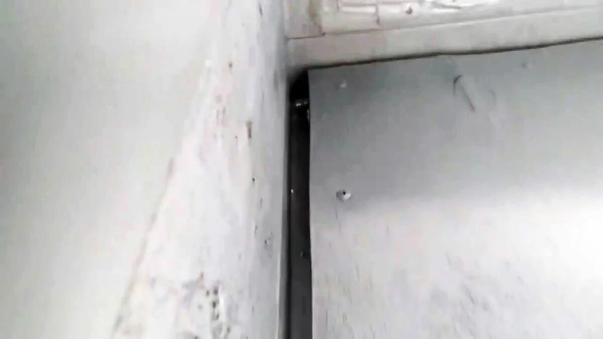 Щель снизу у гаражных ворот. Уплотнитель на ворота гаража. Уплотнитель калитки ворот. Утеплитель щелей ворот гаража. Утеплить щели в гаражных воротах.