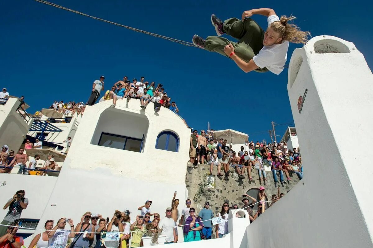 Art of motion. Спорт в греции. red bull art of motion. коллаж скалолазанье, сёрфинг, паркур. паркур с греческого.